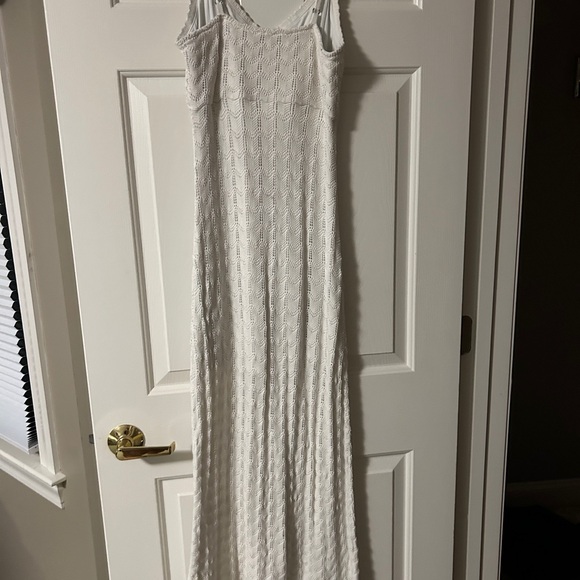 Elegant White Sleeveless Dresses - Picture 4 of 5